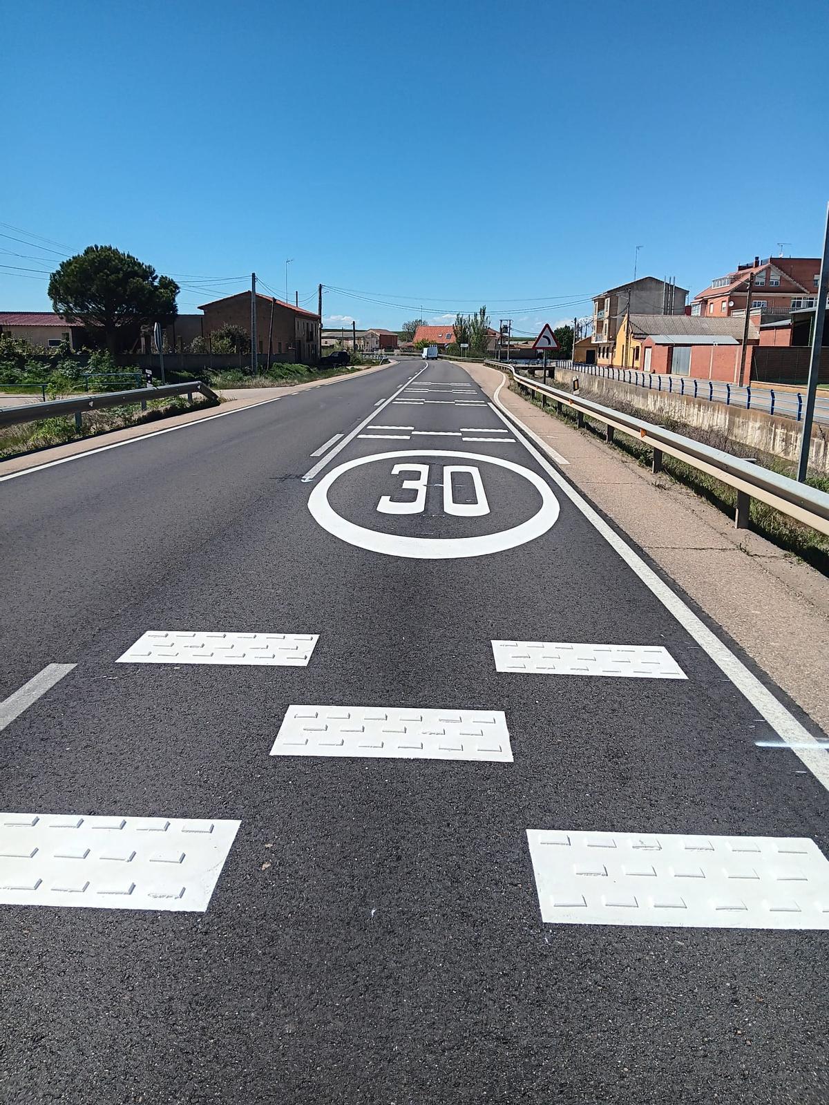 Aspecto de la nueva señalización horizontal en la travesía de la N.610 en Fuentes de Ropel.