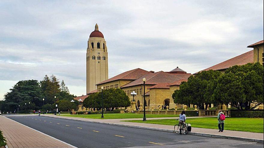 La avenida Serra Mall, dentro del campus universitario de Stanford.