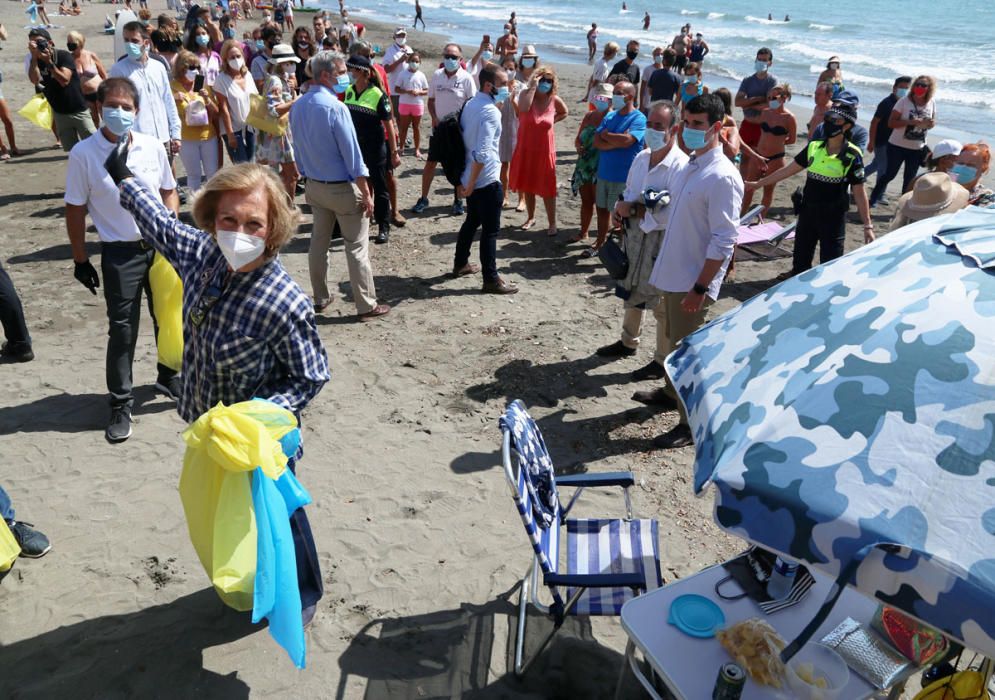 La Reina Sofía participa en una recogida de residuos en una playa de Rincón