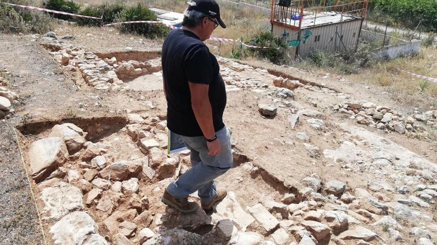 Imagen de los restos del antiguo poblamiento de época nazarí en el  Cortijo del Almendral.