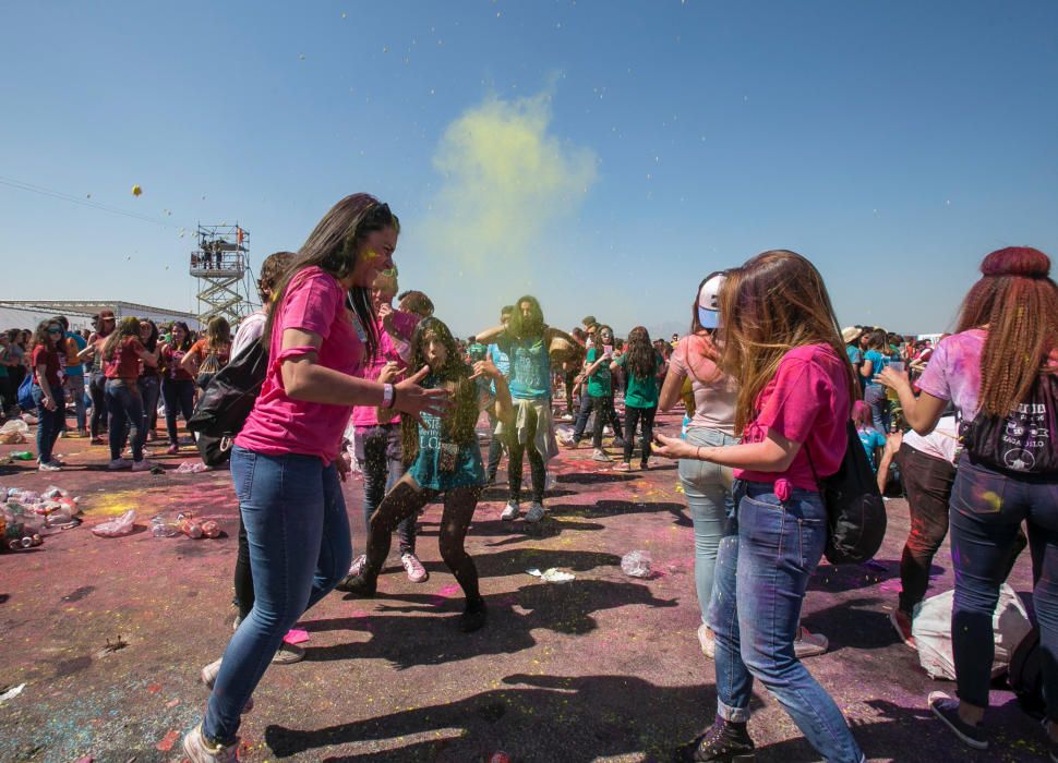 Miles de jóvenes disfrutan en las Paellas de Alicante