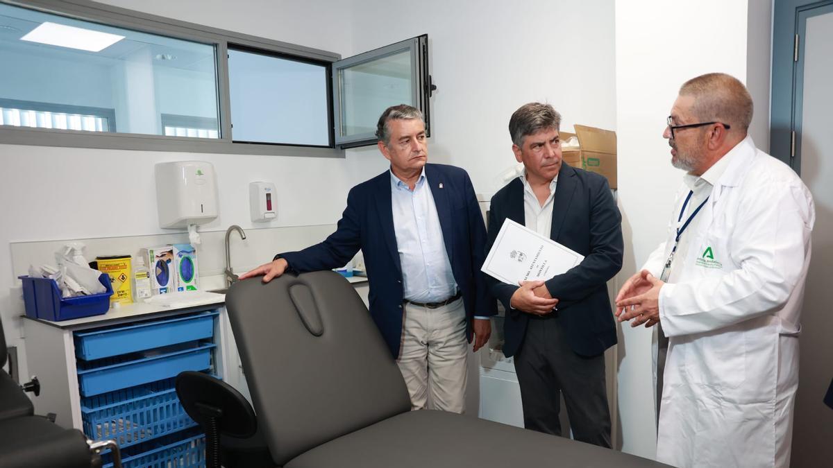 El consejero de Sanidad, Antonio Sanz, y el alcalde de Montilla, Rafael Llamas, en la inauguración de la ampliación del Hospital de Montilla.