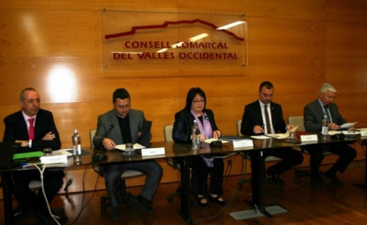 La presidenta del Consell Comarcal del Vallès Occidental, Pepita Pedraza, acompanyada dels alcaldes de Sabadell, Joan Carles Sánchez, i Terrassa, Jordi Ballart, i el president de Fem Vallès, Antoni Abad.