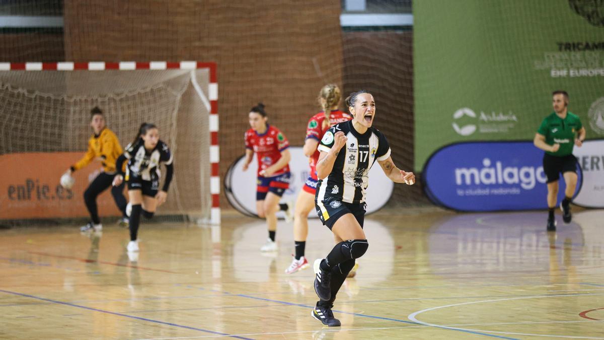 Las malagueñas celebran un gol.