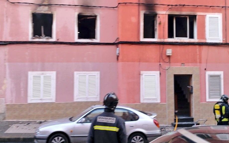 Un incendio en un edificio de Escaleritas se salda con cinco afectados y un perro fallecido (21/01/2021)