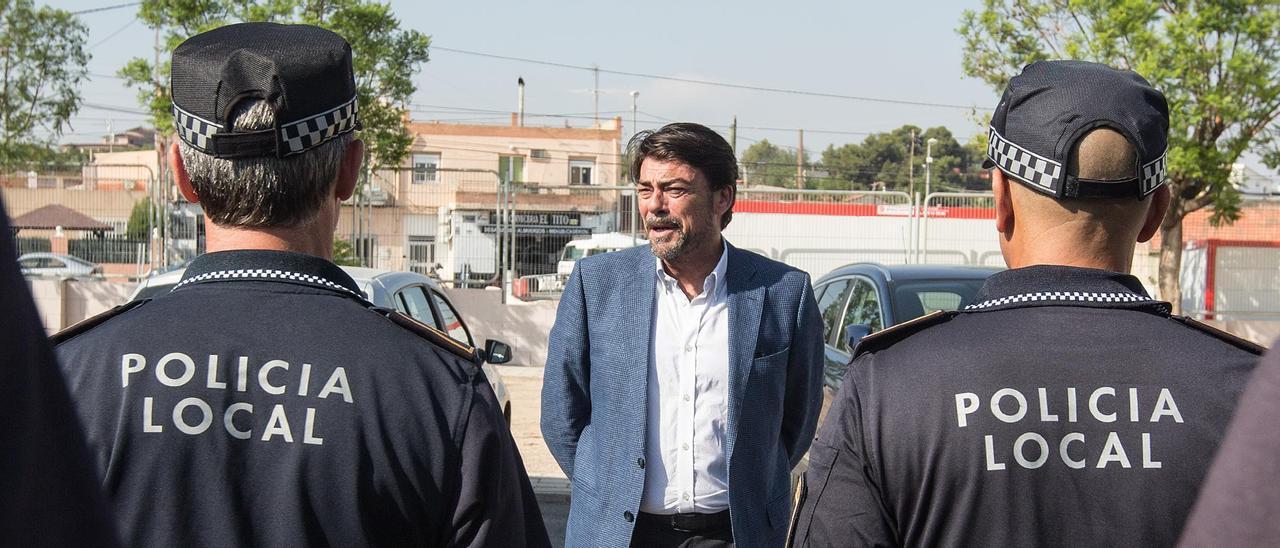 Barcala, junto a agentes de la Policía Local, en un acto