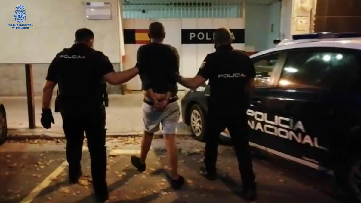 Los agentes de Policía trasladan al detenido a la Jefatura de Palma.