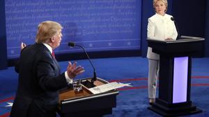 Trump y Clinton, durante el tercer y último debate antes de las elecciones, en Las Vegas.