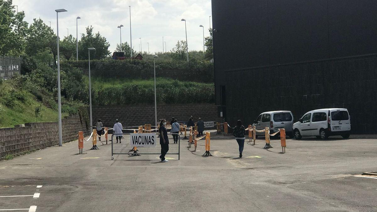 Ciudadanos accediendo al pabellón 1 de Ifeme para la vacunación.