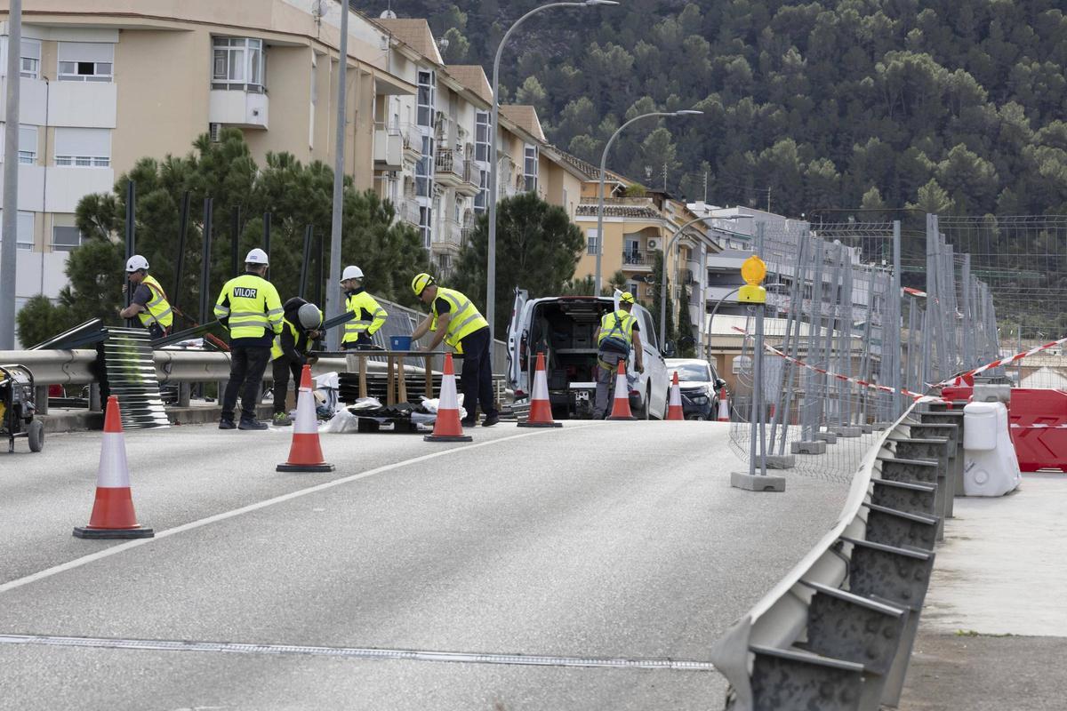 Trabajos de instalación de barreras protectoras anticaídas en el puente de la calle Beata Inés de Xàtiva.