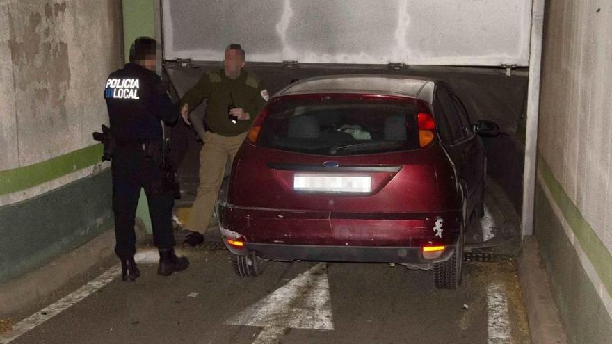 El coche destrozó la barrera de acceso al aparcamiento subterráneo de El Corte Inglés.