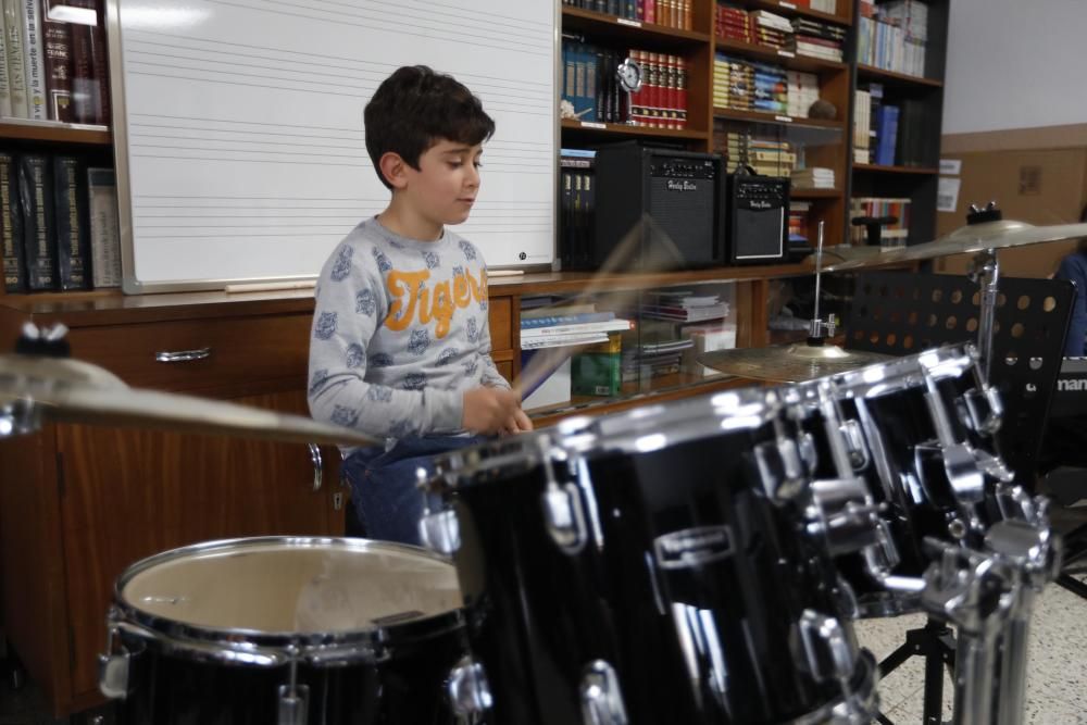 Els alumnes dels barris de l'Est de Girona es converteixen en músics de la Black Music Big Band Junior