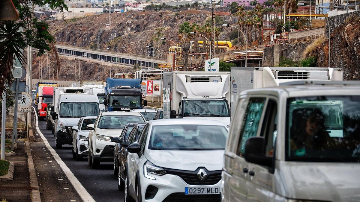Retención de tráfico en la entrada a Santa Cruz de Tenerife por la TF-4.