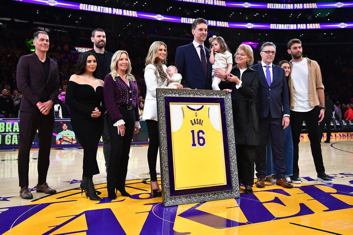 La familia Gasol, con Vanessa Bryant, viuda de Kobe.