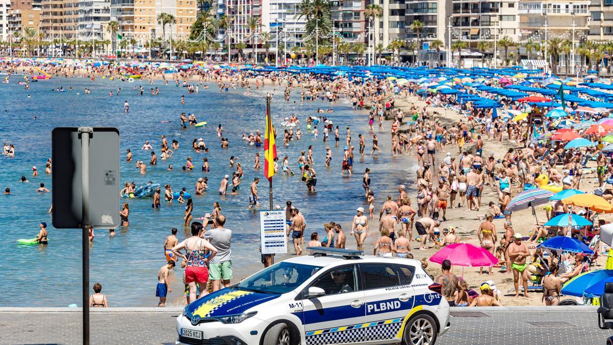 Un coche de la Policía Local de Benidorm al principio de la playa de Levante en una imagen del pasado verano