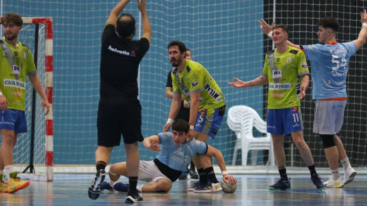 Guillermo Medina (11), a la derecha, en un partido