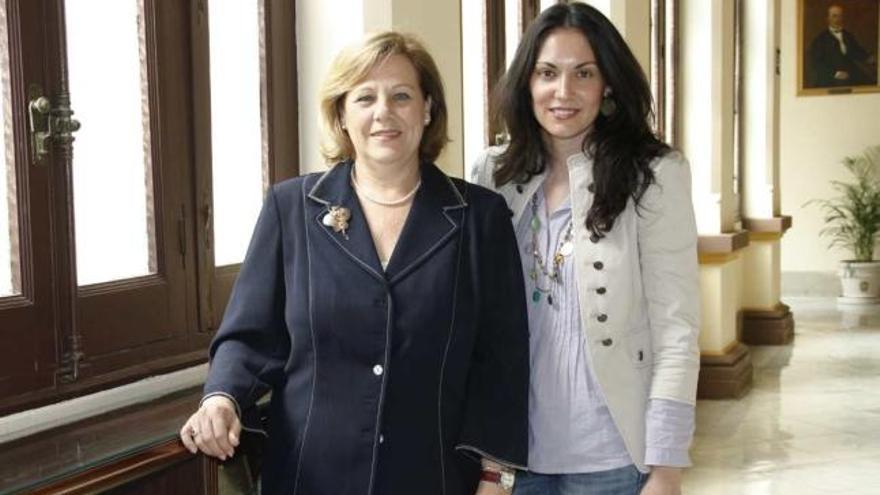 María Nieves Gómez Crespillo y Laura López Moreno son las responsables del banco del tiempo.