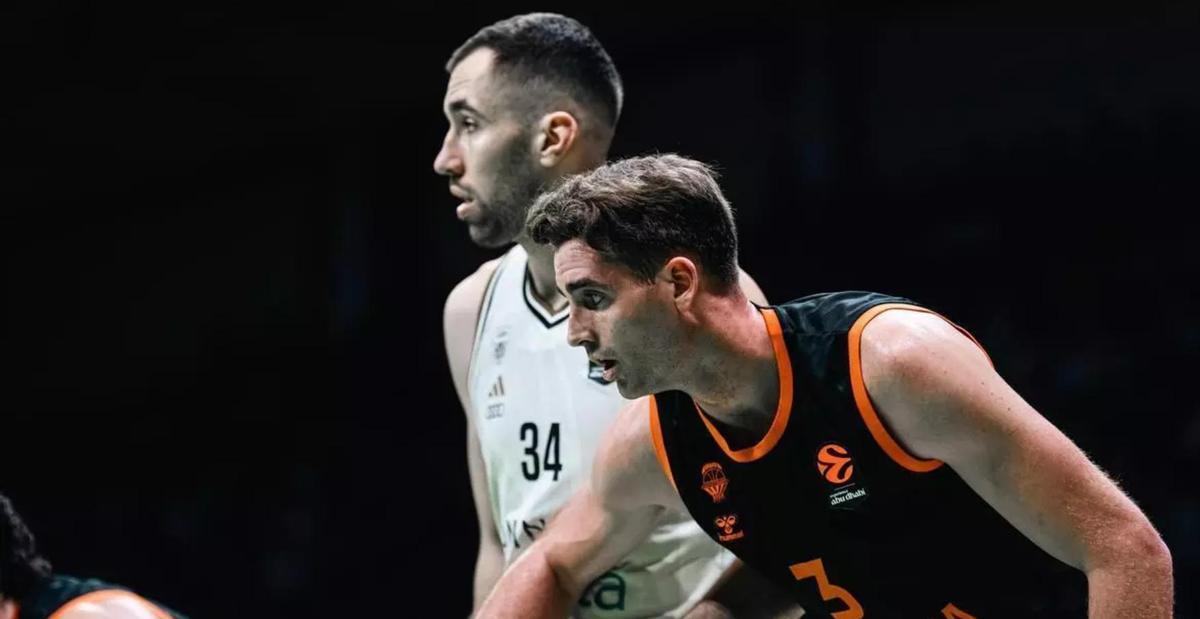 Nate Reuvers durante el Dubai - Valencia Basket de Euroliga /
