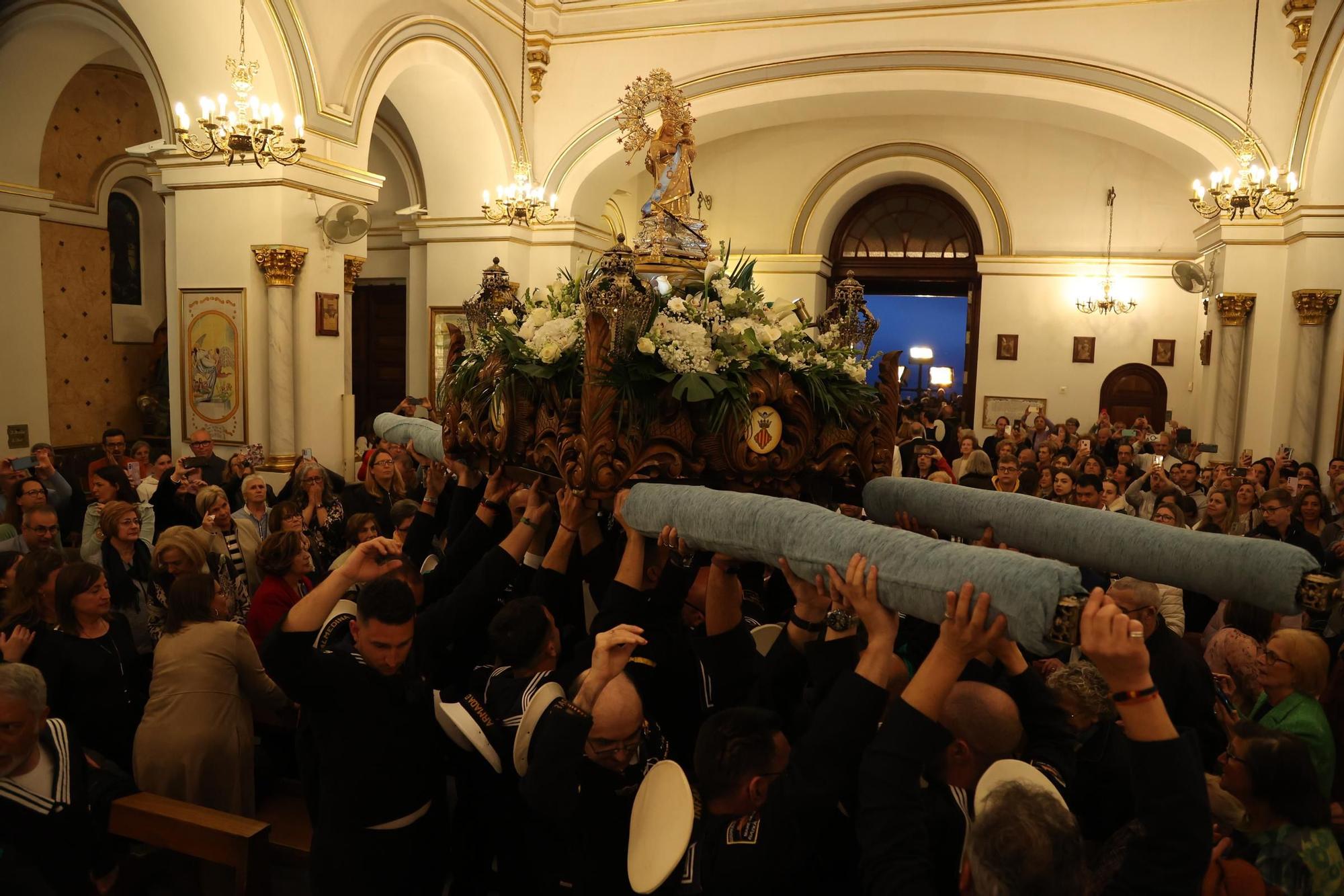 La "Baixà" de la Virgen desde el castillo sumerge a Cullera en sus fiestas mayores