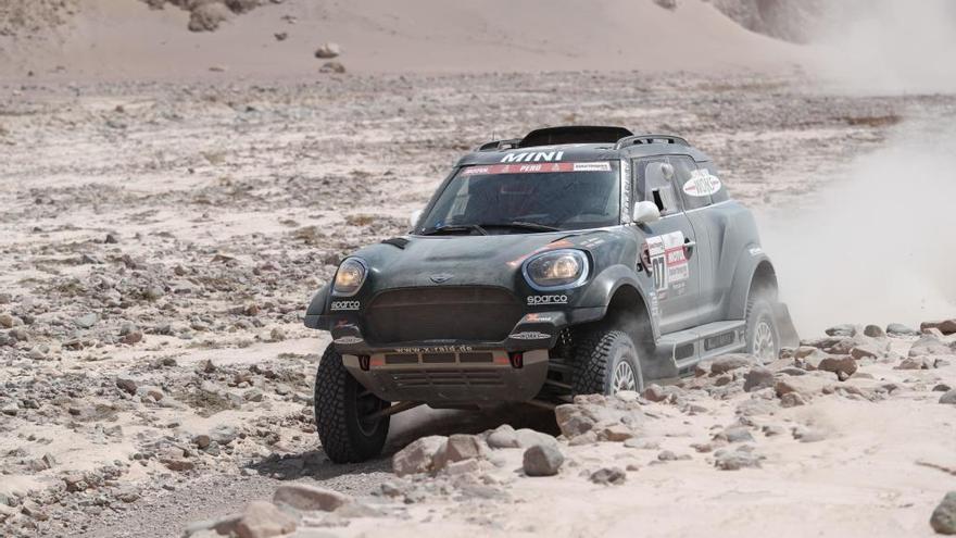 Nani Roma conduce su vehículo Mini, durante la cuarta etapa entre Arequipa y Tacna (Perú). // Ernesto Arias