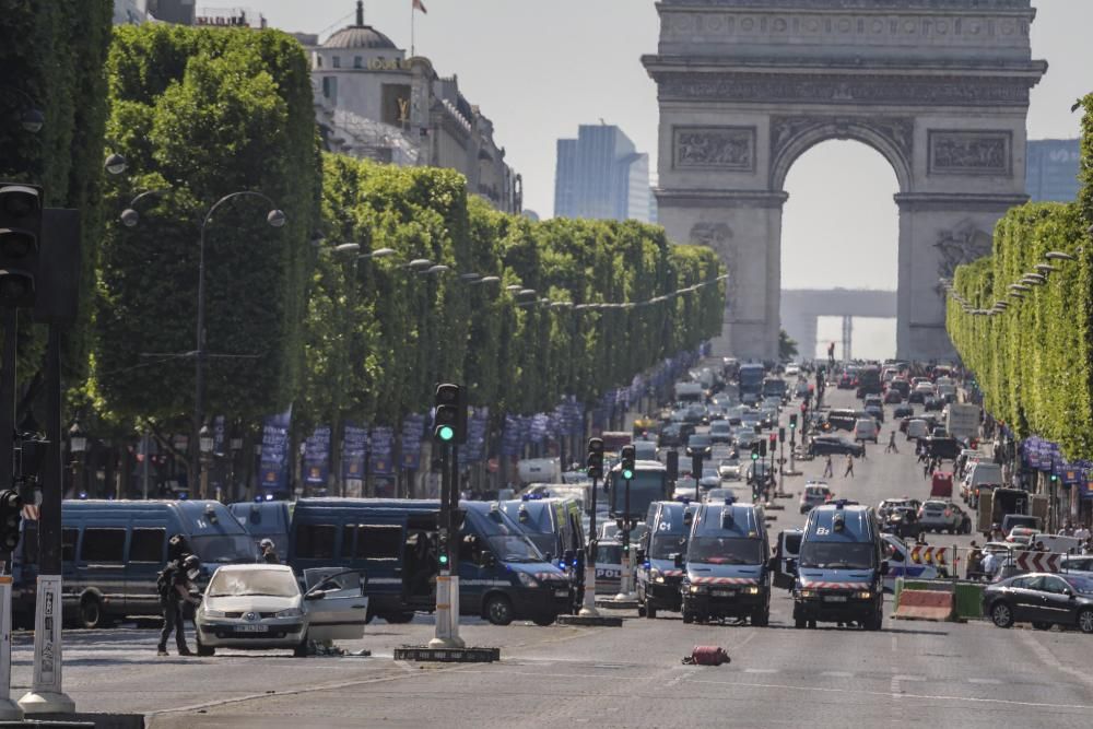 Las imágenes del ataque a un furgón policial en París