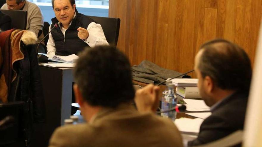 José Crespo se dirige a Rafael Cuiña y Nicolás González Casares en un pleno municipal. // Bernabé/Gutier