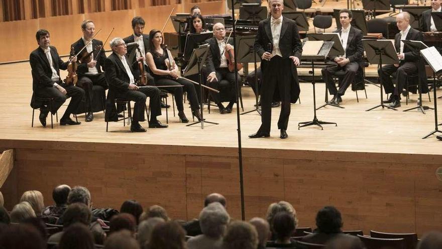 Carlos M. Prieto se dirige al público del Auditorio al comienzo del concierto.