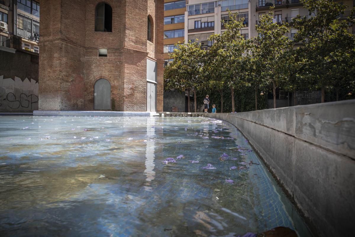 Prohibido el baño en la piscina del interior de la Torre de les Aigües por quejas de los vecinos