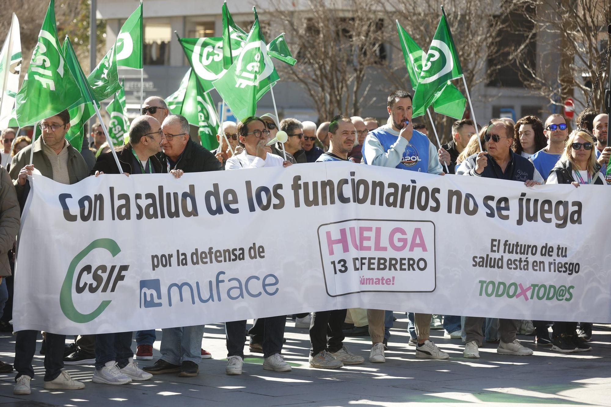 "Con la salud de los funcionarios no se juega", así ha sido la protesta de este jueves 13 de febrero en defensa de Muface