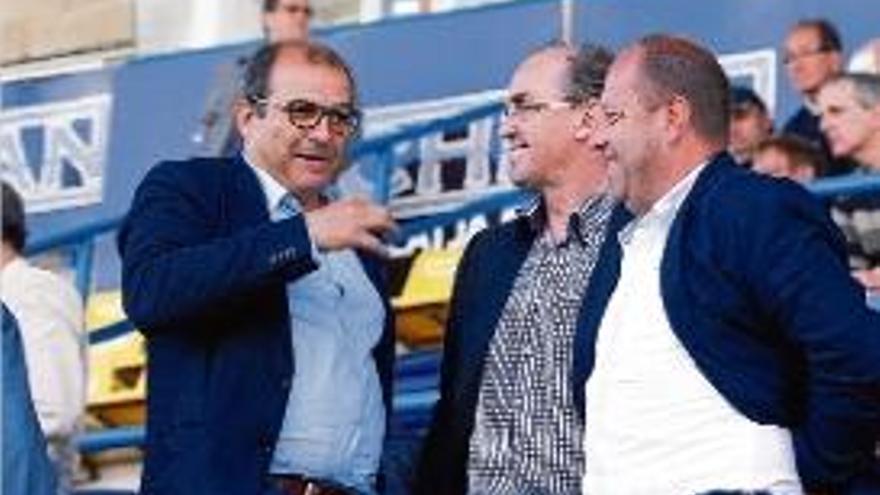 Pérez, dialogant amb José Antonio Revilla i Jordi Bonet al Nou Estadi.