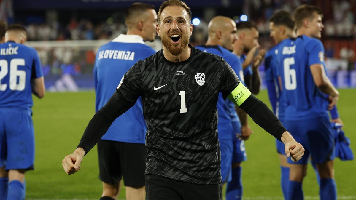 Jan Oblak, portero y capitán de la selección de Eslovenia, celebra la clasificación para octavos de la Eurocopa.