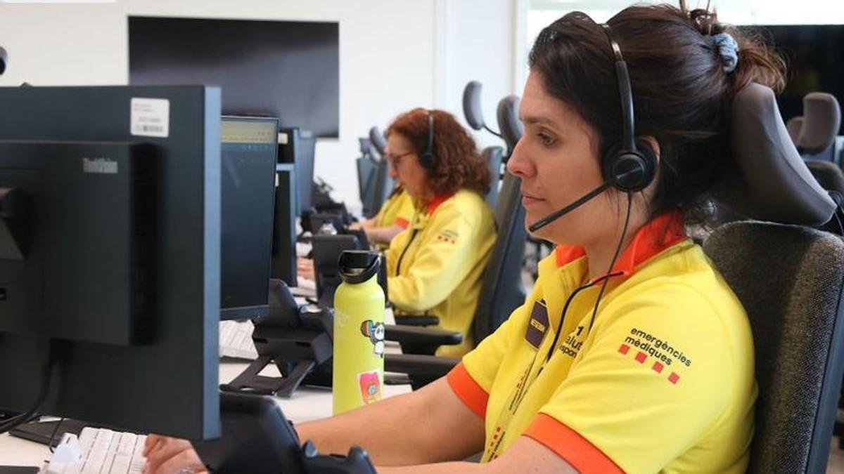 Una empleada del SEM atenent una trucada