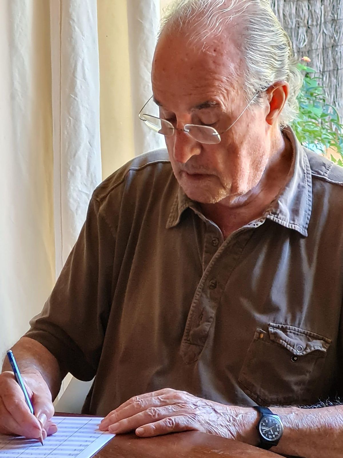 Josep Cassú escrivint una partitura.