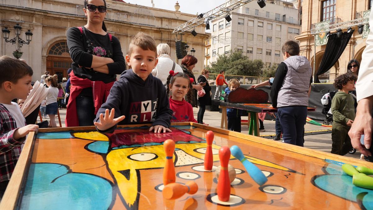 Galería de fotos: Los más pequeños se divierten jugando en la Plaza Mayor de Castelló