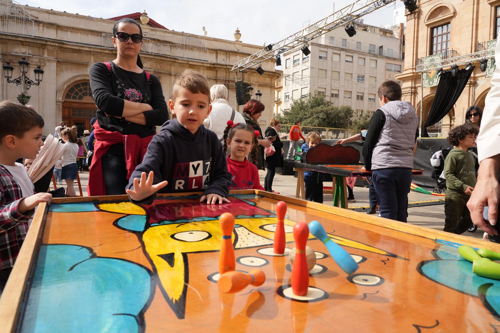 Galería de fotos: Los más pequeños se divierten jugando en la Plaza Mayor de Castelló