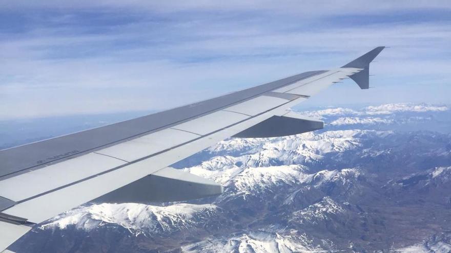 El calor de estos días derrite la nieve de las cimas asturianas