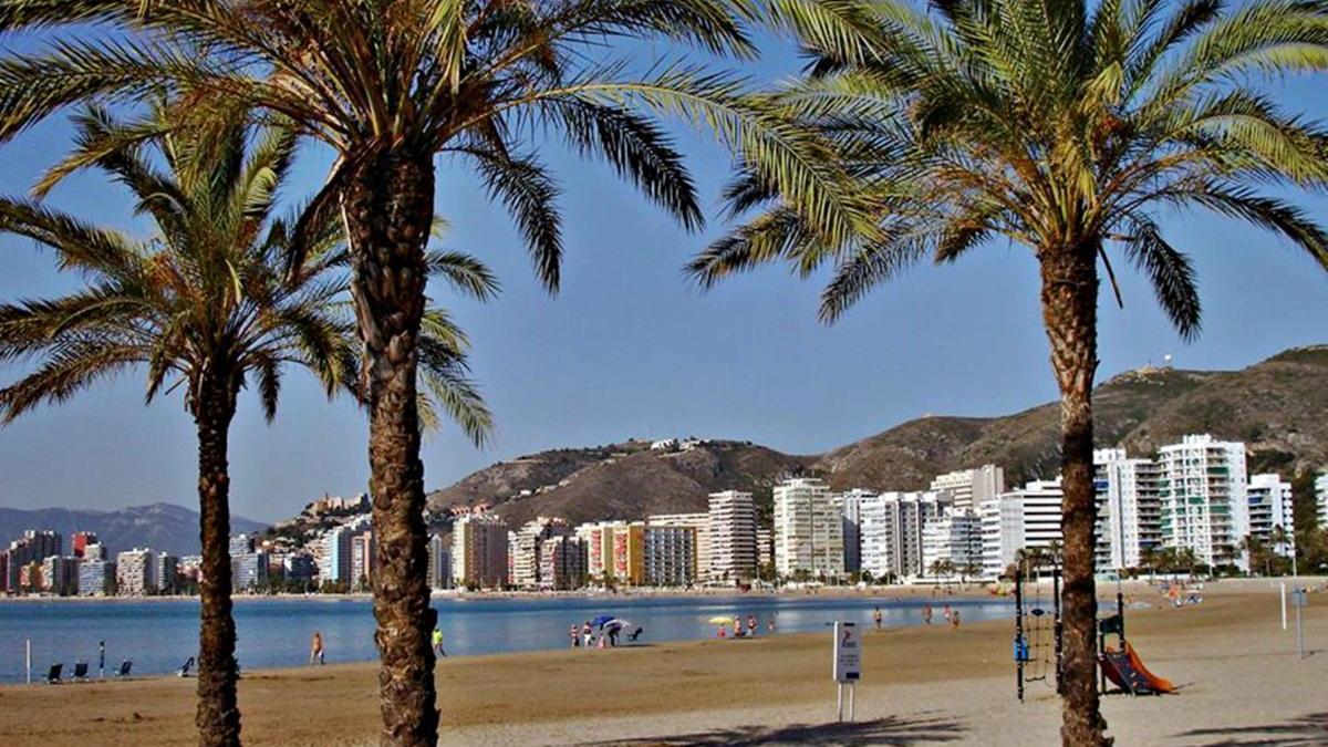 Una vista de la bahía de Cullera desde la playa de El Racó.