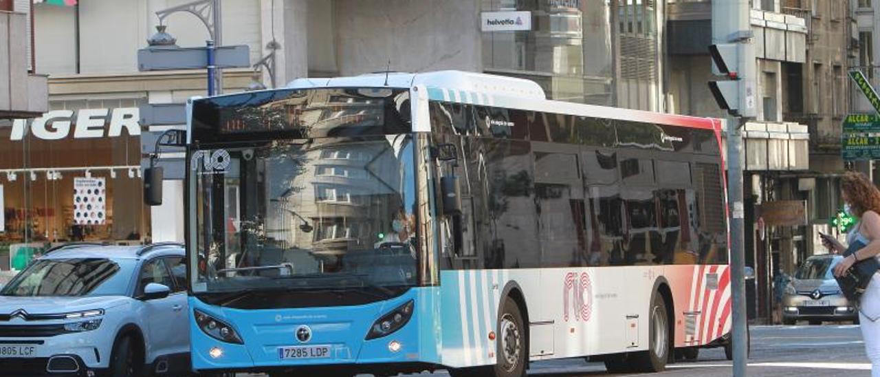 Un autobús de la empresa RIO que conecta el municipio de Barbadás con el de Ourense.   | // I. OSORIO