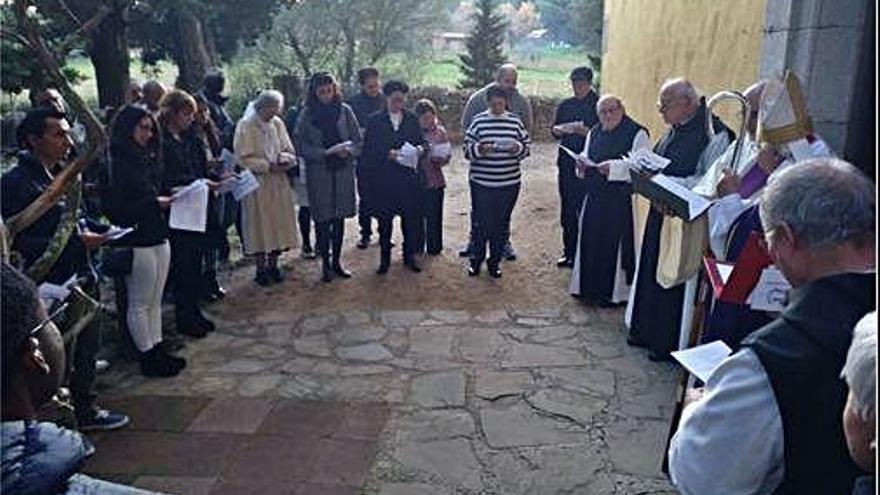 Un moment de la pregària al monestir de Solius.