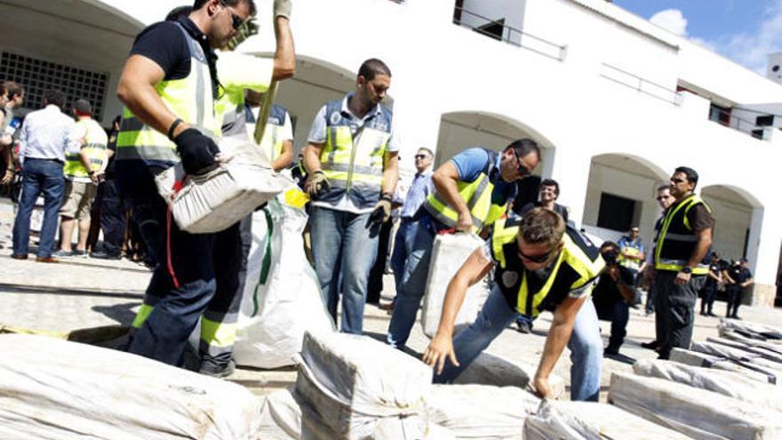 La policía decomisa en 10 días casi cinco toneladas de coca en Cádiz y Canarias