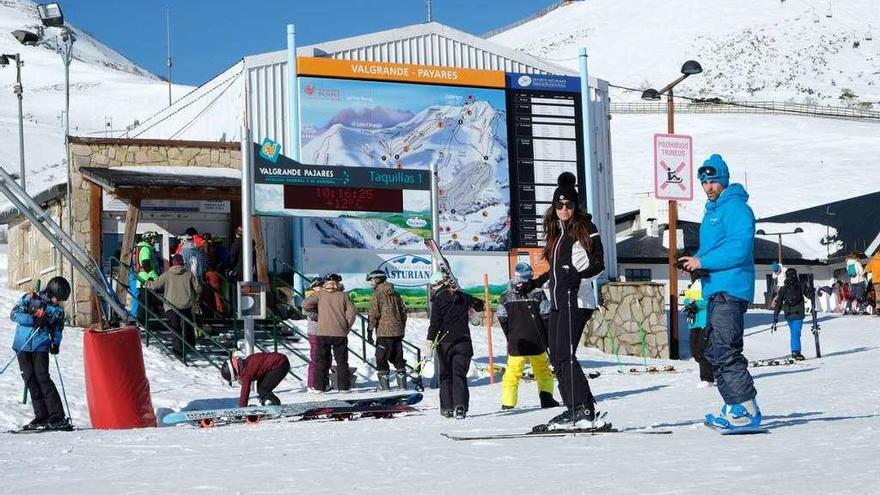 Esquiadores ante las taquillas de la estación lenense de Valgrande-Pajares la pasada Semana Santa.