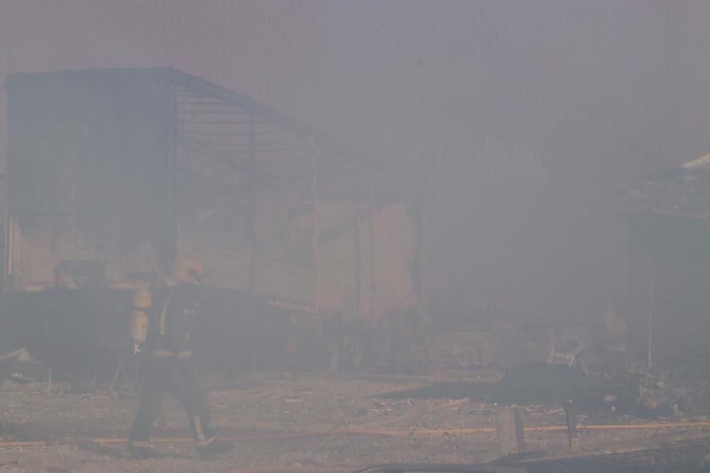 Incendio en un desguace del polígono Guadalhorce