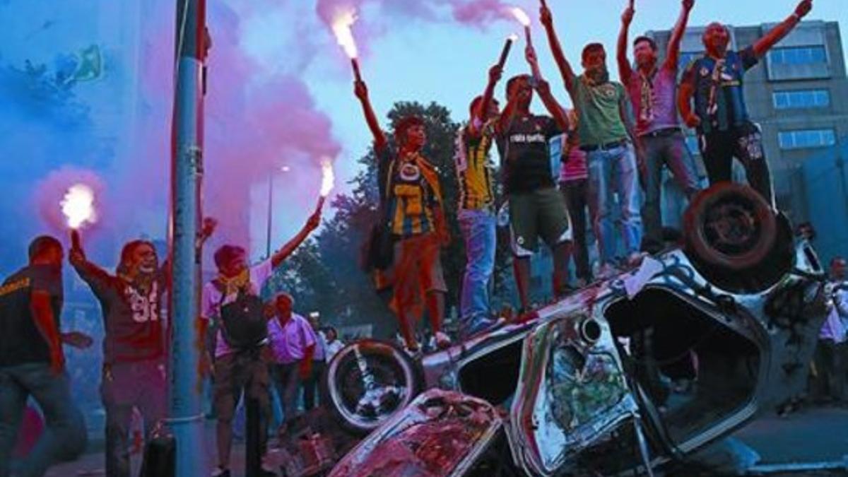 Los seguidores de los equipos de fútbol del Fenerbahce y el Besiktas se unen a las protestas, ayer.