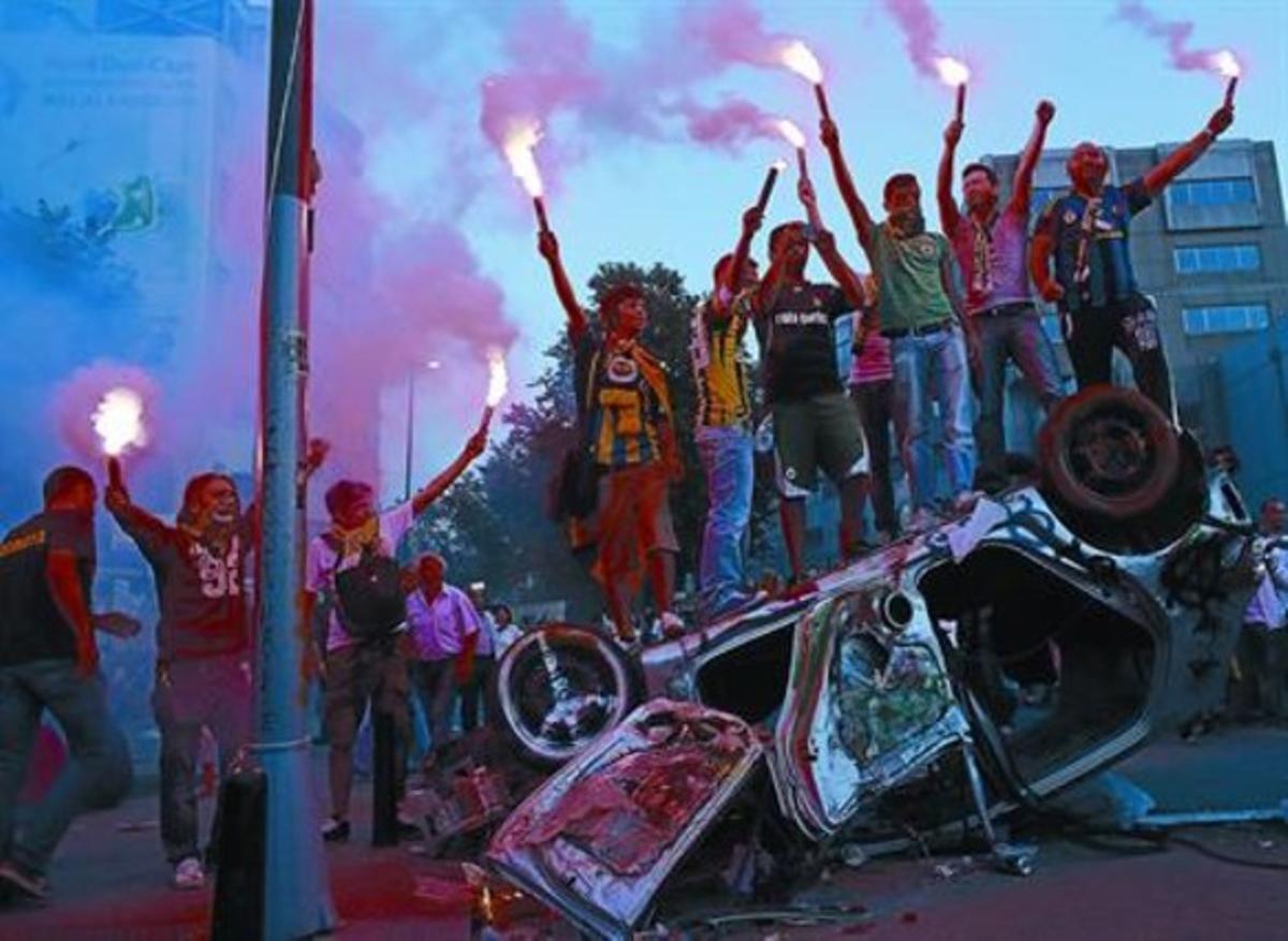 Els seguidors dels equips de futboldel Fenerbahçe iel Besiktas s’uneixen a les protestes, ahir.