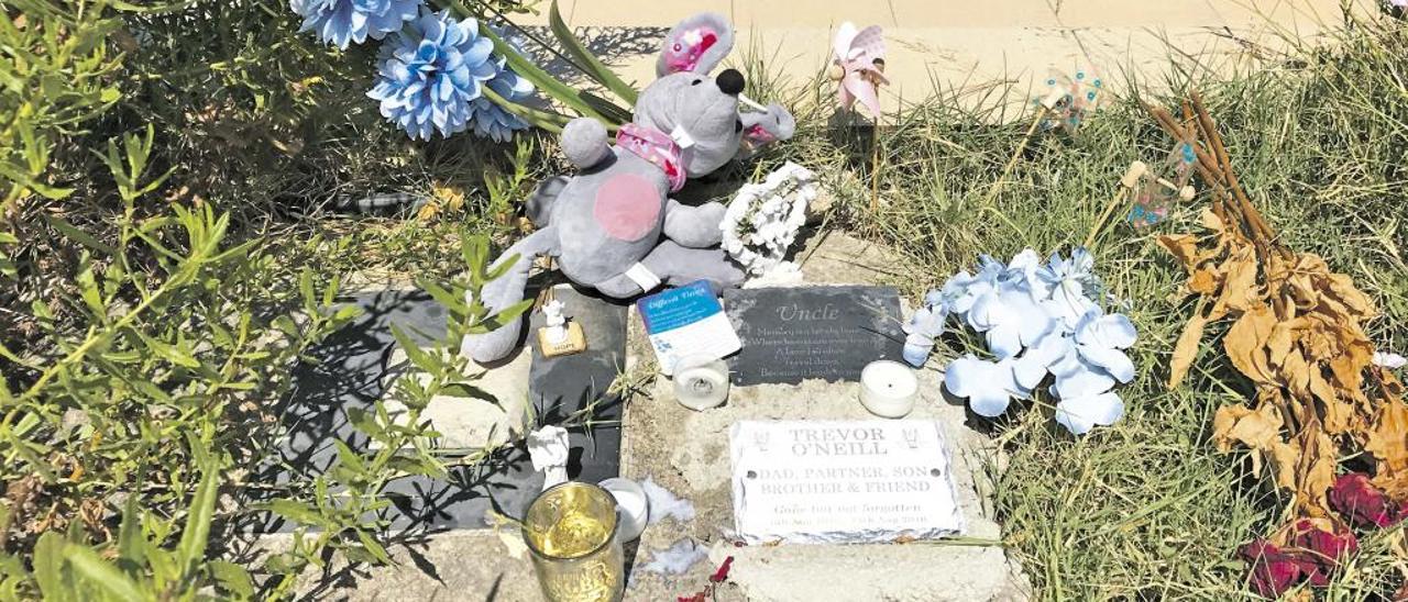 Placas, velas, flores y un perro de peluche en Costa de la Calma en recuerdo de Trevor O´Neill, a punto de cumplirse un año del crimen.