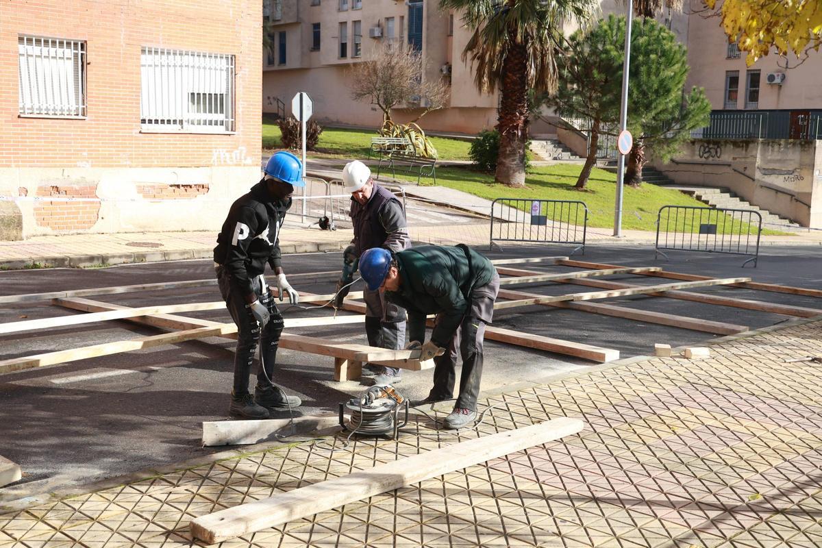 Galería | Comienza el arreglo de la fachada de Aldea Moret en riesgo de colapso