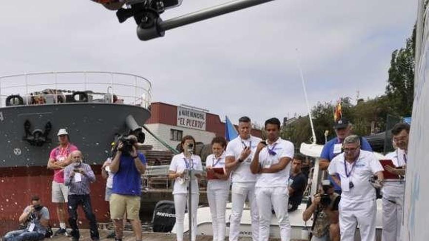 La italiana Santoni, ayer, llegando a la meta en el muelle de Navia.