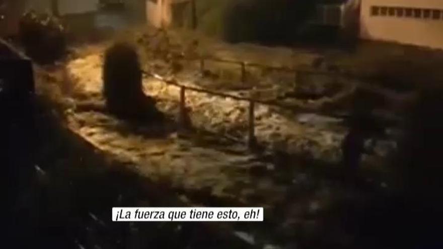 Un riachuelo siembra el caos en Viveiro (Lugo)