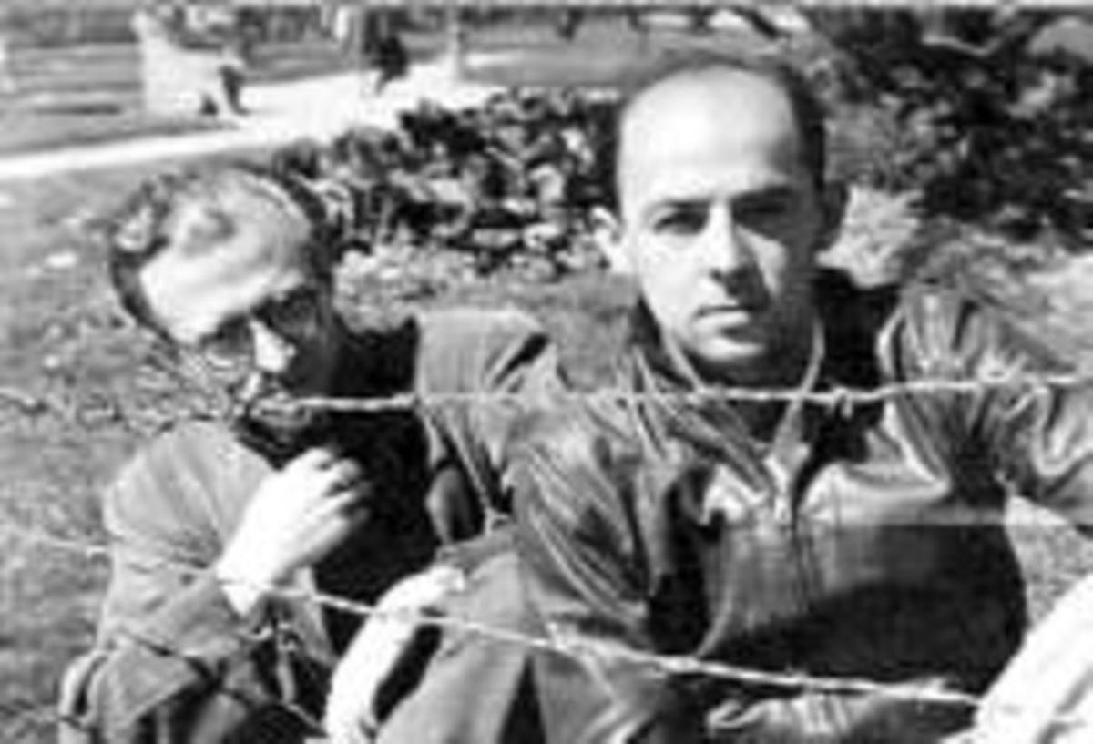 Calders (esquerra) i Tísner, en un camp de concentració francès. Calders (esquerra) i Tísner, en un camp de concentració francès.