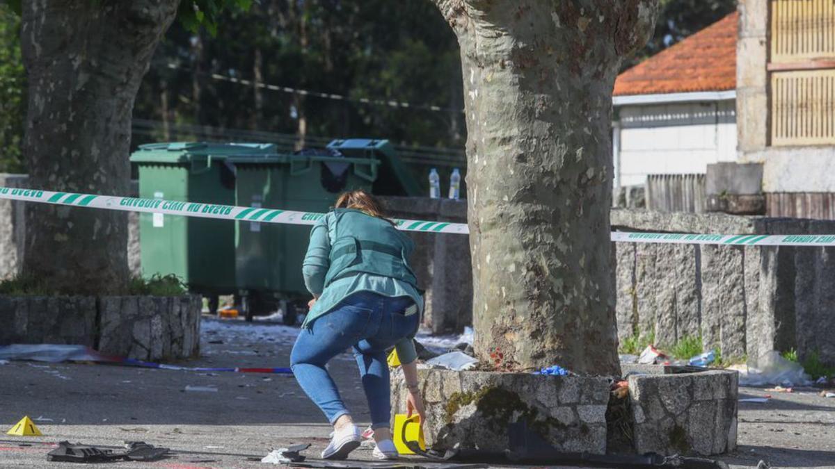 Una agente de la Guardia Civil inspecciona la zona donde ocurrió el accidente.